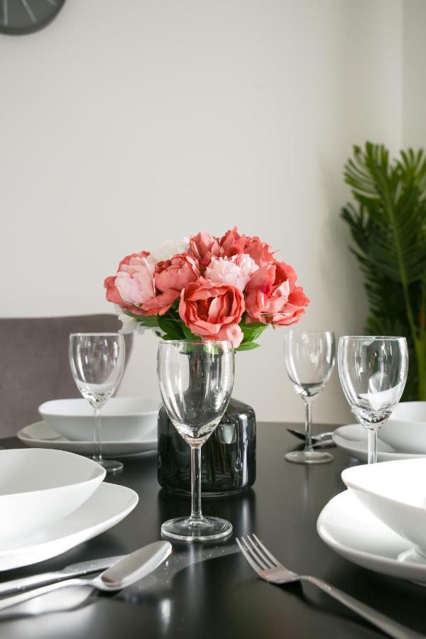 Suites By Rehoboth - Abbey Wood Station - London Zone 4 Kültér fotó