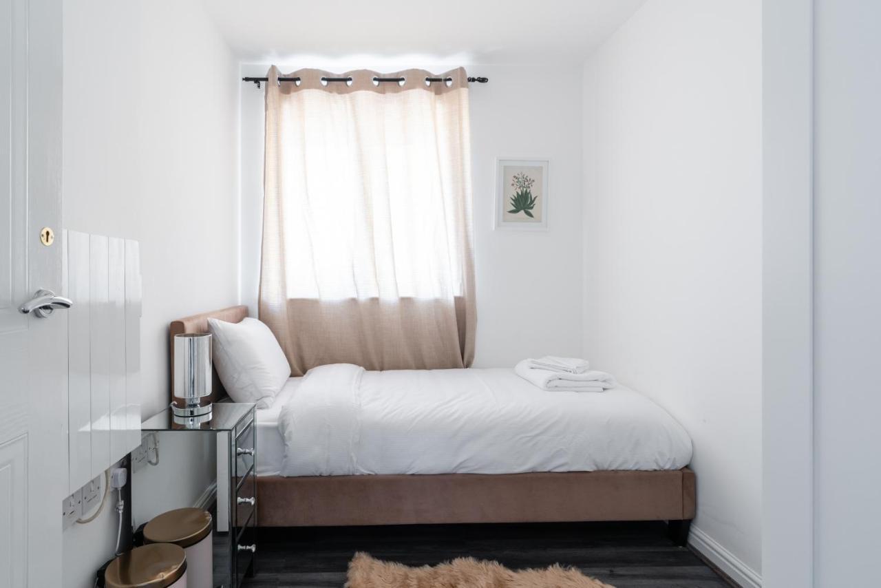 Suites By Rehoboth - Abbey Wood Station - London Zone 4 Kültér fotó